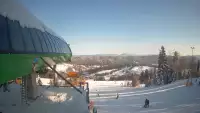 Widok na stok narciarski i kolej z górnej stacji kompleksu Słotwiny Arena w Krynicy