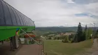Widok na stok narciarski i kolej z górnej stacji kompleksu Słotwiny Arena w Krynicy