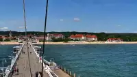 Kamera a z niej obraz na drewniane molo w Sopocie.