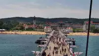 Kamera a z niej obraz na drewniane molo w Sopocie.