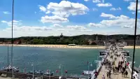 Kamera a z niej obraz na drewniane molo w Sopocie.
