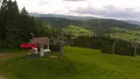 Widok na nowoczesną kolej krzesełkową i orczyk oraz część tras narciarskich