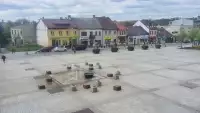 Kamera w centrum Starachowic z widokiem na odnowiony rynek.