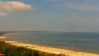 Kamery nad morzem na szeroką plażę i falochrony w Świnoujściu.