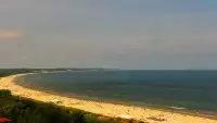 Kamery nad morzem na szeroką plażę i falochrony w Świnoujściu.