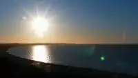 Kamery nad morzem na szeroką plażę i falochrony w Świnoujściu.