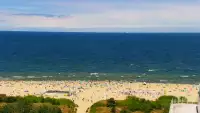 Kamery nad morzem na szeroką plażę i falochrony w Świnoujściu.