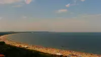 Kamery nad morzem na szeroką plażę i falochrony w Świnoujściu.