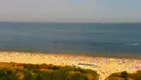 Kamery nad morzem na szeroką plażę i falochrony w Świnoujściu.