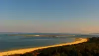 Kamery nad morzem na szeroką plażę i falochrony w Świnoujściu.