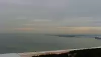 Kamery nad morzem na szeroką plażę i falochrony w Świnoujściu.