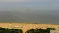 Kamery nad morzem na szeroką plażę i falochrony w Świnoujściu.