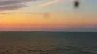 Kamery nad morzem na szeroką plażę i falochrony w Świnoujściu.