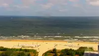 Kamery nad morzem na szeroką plażę i falochrony w Świnoujściu.