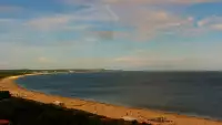 Kamery nad morzem na szeroką plażę i falochrony w Świnoujściu.