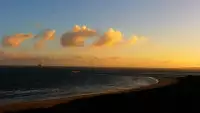 Kamery nad morzem na szeroką plażę i falochrony w Świnoujściu.