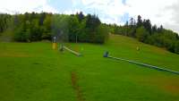 Kamera prezentuje widok na wyciąg orczykowy w Szczyrk Mountain Resort.
