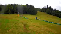 Kamera prezentuje widok na wyciąg orczykowy w Szczyrk Mountain Resort.