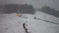 Kamera prezentuje widok na wyciąg orczykowy w Szczyrk Mountain Resort.
