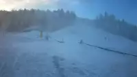 Kamera prezentuje widok na wyciąg orczykowy w Szczyrk Mountain Resort.