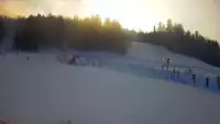 Kamera prezentuje widok na wyciąg orczykowy w Szczyrk Mountain Resort.