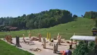 Kamera przedstawia wyciąg orczykowy na stoku narciarskim Szwajcaria Bałtowska
