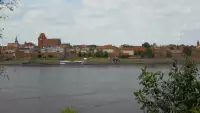 Ciekawe ujęcie na miasto Toruń z kamery zamieszczonej nad rzeką Wisłą.
