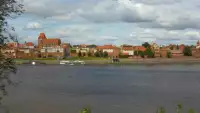 Ciekawe ujęcie na miasto Toruń z kamery zamieszczonej nad rzeką Wisłą.