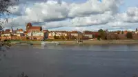 Ciekawe ujęcie na miasto Toruń z kamery zamieszczonej nad rzeką Wisłą.