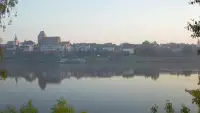 Ciekawe ujęcie na miasto Toruń z kamery zamieszczonej nad rzeką Wisłą.