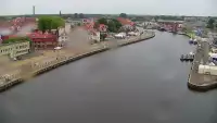 Widok z pylonu na plażę, latarnię morską i kanał portowy.