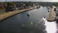 Widok z pylonu na plażę, latarnię morską i kanał portowy.