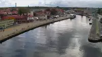 Widok z pylonu na plażę, latarnię morską i kanał portowy.