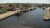 Widok z pylonu na plażę, latarnię morską i kanał portowy.