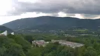 W oddali widzimy kolej linową Czantoria, a po prawej stronie Małą Czantorię Poniwiec.
