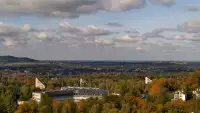 W oddali widzimy kolej linową Czantoria, a po prawej stronie Małą Czantorię Poniwiec.