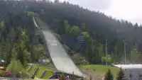 Obraz z dolnej części skoczni na koronę I trybuny Wielkiej Skoczni
