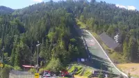 Obraz z dolnej części skoczni na koronę I trybuny Wielkiej Skoczni