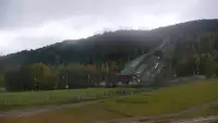 Obraz z dolnej części skoczni na koronę I trybuny Wielkiej Skoczni