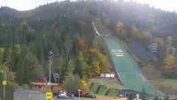 Obraz z dolnej części skoczni na koronę I trybuny Wielkiej Skoczni