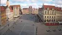 Wrocław - widok na rynek główny we Wrocławiu z kamery stałej.