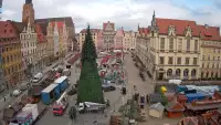 Wrocław - widok na rynek główny we Wrocławiu z kamery stałej.