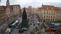 Wrocław - widok na rynek główny we Wrocławiu z kamery stałej.