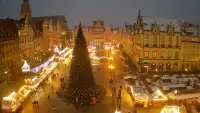 Wrocław - widok na rynek główny we Wrocławiu z kamery stałej.