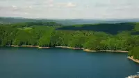 Widok z kamery na Jezioro Solińskie w Bieszczadach.