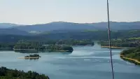 Widok z kamery na Jezioro Solińskie w Bieszczadach.