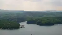 Widok z kamery na Jezioro Solińskie w Bieszczadach.