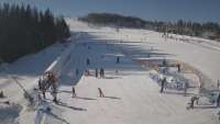 Kamera prezentuje obraz na żywo ze szkółki narciarskiej w Istebnej.