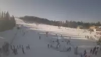 Kamera prezentuje obraz na żywo ze szkółki narciarskiej w Istebnej.