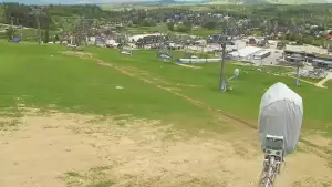 BANIA SKI&FUN - widok na trasę zjazdową, kolej krzesełkową i narciarzy